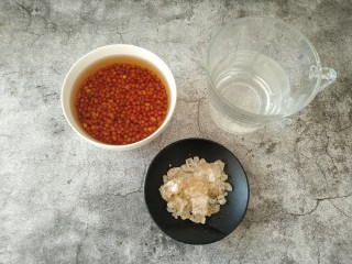 1、自制红豆沙,准备所需食材。