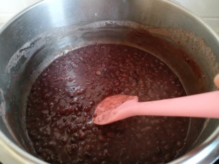 8、自制红豆沙,用刮刀慢慢搅拌 把多余水份蒸发掉。