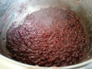 9、自制红豆沙,翻炒期间人最好不要离锅 用刮刀不停搅拌 避免粘锅 全程记得最小火。