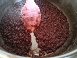 10、自制红豆沙,一边翻炒 一边用刮刀把豆粒稍微压一下 这样炒出的豆沙更起沙也更细腻 用高压锅做豆沙最大的好处就是缩短炒至时间 而且一点不黏锅 几乎不怎么浪费食材 减少了清洗工作。