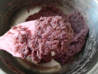 13、自制红豆沙,看~刚炒好的豆沙非常细腻。