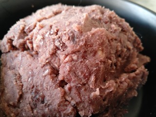 14、自制红豆沙,刚炒出的豆沙放入保鲜盒 盖上盖子 自然冷却后 入冰箱冷藏即可。