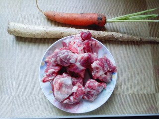 1、胡萝卜小排汤,准备食材: 今天看到超市的胡萝卜特别新鲜,正好要烧汤,就买回来了。