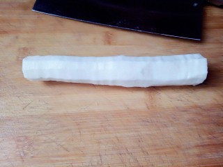 4、胡萝卜小排汤,山药去皮:(可以戴上一次性手套来削皮,避免汁液弄在手上会很痒。)