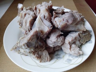 8、胡萝卜小排汤,焯过水的排骨冲洗后很干净。