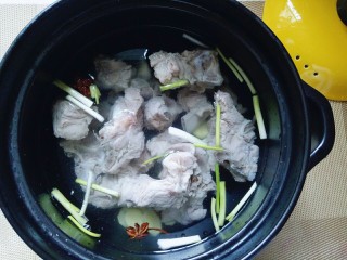 11、胡萝卜小排汤,把排骨用手抓到砂锅里。