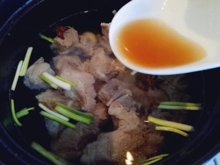 12、胡萝卜小排汤,加入料酒,大火烧开后转小火慢熬25分钟。