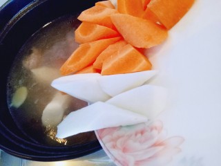 13、胡萝卜小排汤,25分钟后加入切好的山药和胡萝卜,大火再次烧开,转小火熬15分钟即可。