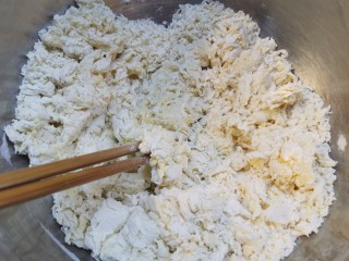 5、炸酱面~自制手擀面版,先用筷子搅拌成絮状