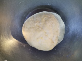 6、炸酱面~自制手擀面版,由于里面有鸡蛋,所以面粉不容易粘连,如果粘连的话加少许干粉,揉成光滑面团