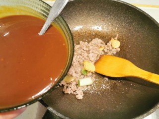 16、炸酱面~自制手擀面版,倒入调好的酱汁,再加少许水搅拌均匀