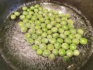 22、炸酱面~自制手擀面版,青豆洗净,小火烧开煮熟