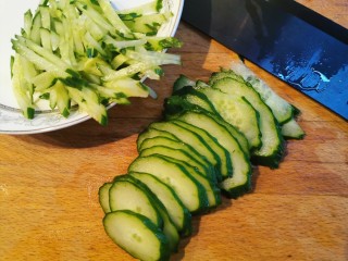 23、炸酱面~自制手擀面版,黄瓜洗净切丝