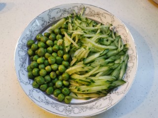 24、炸酱面~自制手擀面版,跟煮好的青豆放在一起