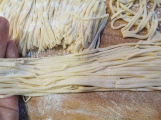 34、炸酱面~自制手擀面版,拎起一头,抖几下