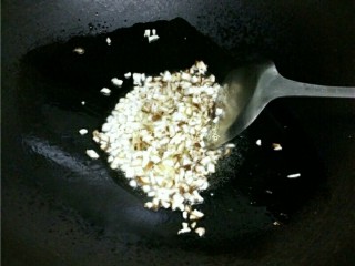 4、风味蛋焗饭,放入杏鲍菇、香菇翻炒;