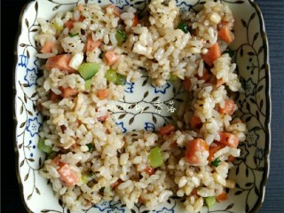 10、风味蛋焗饭,将米饭盛出,装进烤碗里;中间空出一个鸡蛋大小的位置;