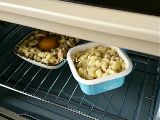 14、风味蛋焗饭,烤箱预热后,将烤碗放进烤箱中层,关闭烤箱门,烘烤15分钟;