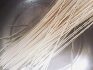 1、挂面鸡蛋煎饼,水中放盐，油，面条煮软。