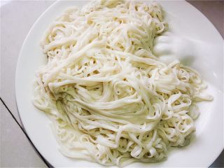 2、挂面鸡蛋煎饼,捞出，加少许油，拌一下。