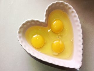 3、挂面鸡蛋煎饼,鸡蛋打散