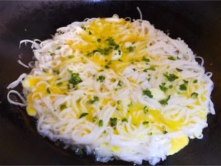 4、挂面鸡蛋煎饼,锅中放油，放入面条，然后倒入鸡蛋，小火煎，撒入葱花，芝麻。