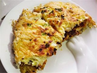 5、挂面鸡蛋煎饼,反面，涂上喜欢的酱料，折叠后出锅。