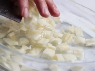 3、糖醋藕丁,藕丁放入加有白醋的清水中浸泡待用。