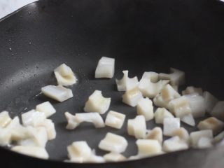 8、糖醋藕丁,锅中加油烧至六成热，加入藕丁翻炒。