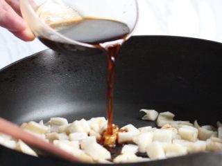 9、糖醋藕丁,倒入调好的糖醋汁。