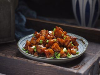 13、糖醋藕丁,美味的糖醋藕丁就做好了 。