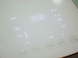 8、土豆腊肠焖饭,启动电饭煲“精煮饭”功能，再按开始即可