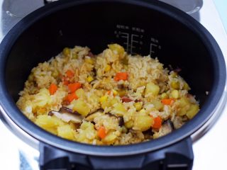 10、土豆腊肠焖饭,煮好后拌匀即可食用