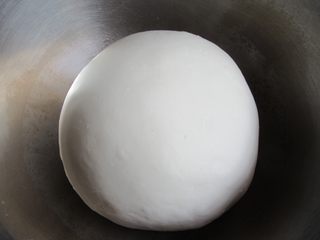 1、小丑趣味早餐 ,我们先来做准备工作，如果家里有现成的包子，可以忽略这步。先用微温的水将酵母粉泡5分钟，然后倒入面粉中和成面团盖上保鲜膜发酵至原来的两倍大