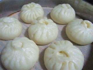 4、小丑趣味早餐 ,锅内放凉水，将包子开中火蒸15分钟，看，白白胖胖的大包子出来啦