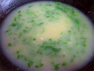 8、小丑趣味早餐 ,青菜切碎，开水锅里洒上面粉水，加少许盐调味，开后加入青菜碎或可再加一些火腿肠丁，为宝宝做的营养菜稀饭液出来啦