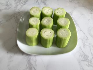 2、丝瓜酿虾,切成每段约3厘米,码放如盘中。