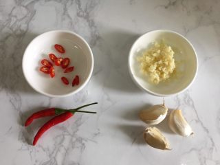 8、丝瓜酿虾,红辣椒切小段,小葱切成葱花,蒜剁成蒜泥。