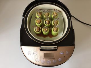 11、丝瓜酿虾,饭煲内胆加入开水,蒸阁放在上面。