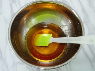 2、五仁月饼,将转换糖浆、枧水、花生油倒入碗中，用手动打蛋器搅拌均匀