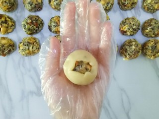 11、五仁月饼,慢慢的推动面皮，使皮包裹在馅上