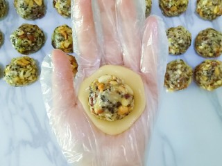 10、五仁月饼,将五仁馅放在饼皮上