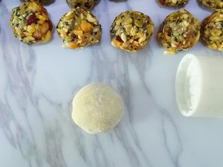 13、五仁月饼,做好的月饼胚在熟粉中滚一圈