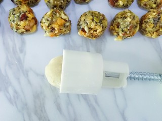 14、五仁月饼,放入月饼模具中