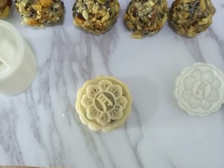 15、五仁月饼,压出月饼形状，依次做完所有