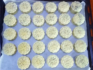 16、五仁月饼,压出月饼形状，转移到烤盘上，炒面喷一点水