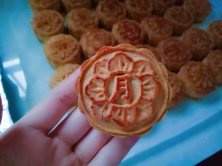 18、五仁月饼,取出晾凉，密封保存，等待回油！