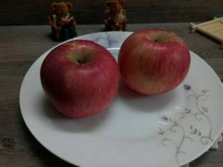 1、苹果酱,苹果两个