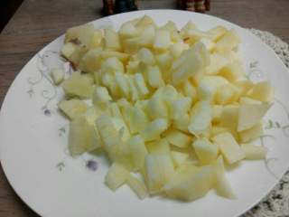 2、苹果酱,苹果去皮以后切小块