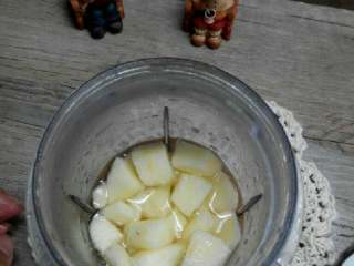 3、苹果酱,取一部分放入料理机加入末过材料的水。然后打碎